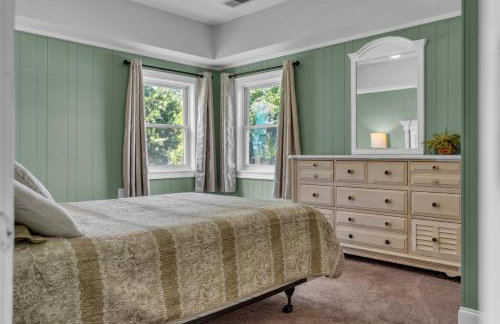 Lakefront Getaway with Dock Pool Sunset Games - Foto 26