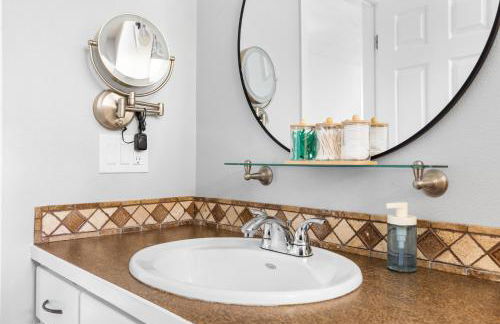 Stylish Renovation, Perfect for Families & Pets, Garage Parking, Sleeps 10 - Foto 28