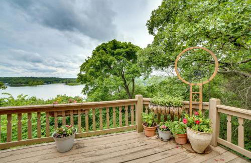 Decks and Views Spacious Cabin Near Table Rock Lake - Foto 32