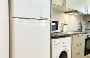 Your Poolside Paradise by the Sea - Foto 31