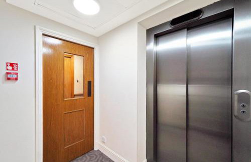 Luxury 3-Bed Apartment with Private Garden En-Suites & Underground Parking Prime NW6 London Location - Foto 23