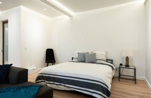 Large Modern Loft in Central Location - Photo 3