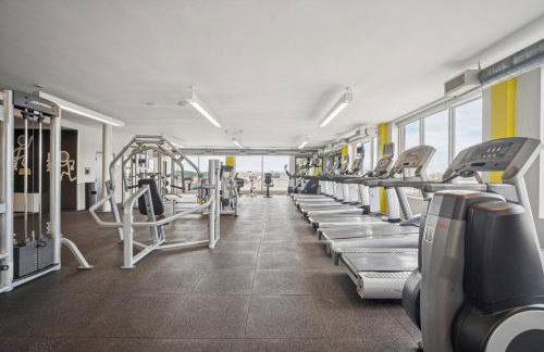 Large 3 bedroom Family Suite, Private Balcony, 5 min to DCA, Gym, Pool and more! - Photo 9