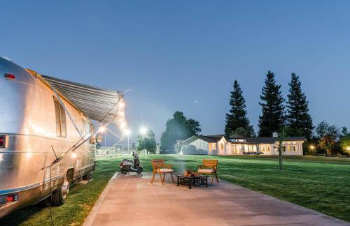 Riverfront Beauty with Pickle Ball Court - Foto 72