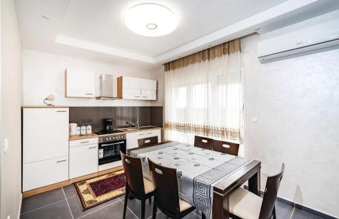 Four-Bedroom Holiday Home In Islam Latinski - Photo 28