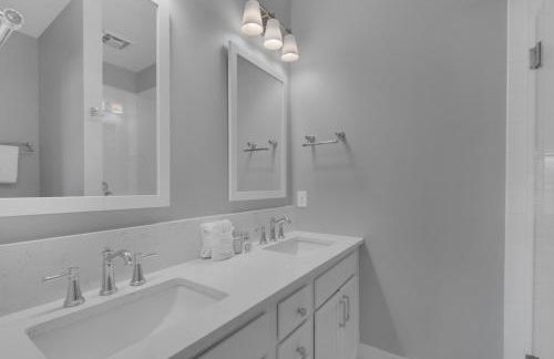 Golf Cart, 3 King Beds, Covered Rooftop Area, Half Mile to Beach! - Foto 29