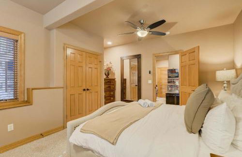 Peaceful Pines! Pool Table, Gym & Forest Views - Foto 24