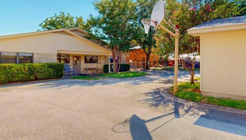 Spacious Lakefront Home with Water Views, WiFi & Private Washer/Dryer - Photo 1