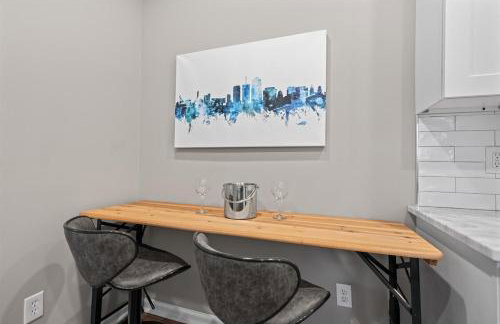 2BR Home with Fenced Backyard, Minutes to Uptown - Foto 27