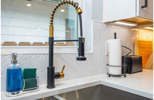 Spacious Delightful 4 BR/ 3 BA Close to Downtown - Foto 76