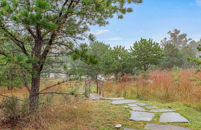 Inn the Poconos by Avantstay Private Lake Access Enclosed Hot Tub - Photo 48