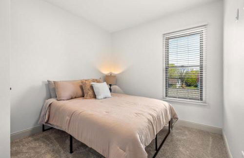 Brick Beauty Downtown, 3BR, Fenced Yard, Garage! - Foto 9