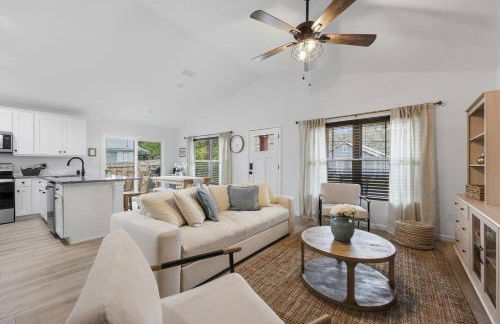 Cozy Coastal Cottage Minutes to Beach and Downtown - Foto 1