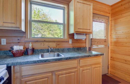 Cozy Columbia Cabin with Shared Lake Dock! - Foto 11