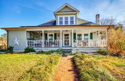 Storybook Craftsman Home with Private Hot Tub! - Foto 12