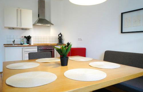 Wohnensemble mit 3 separaten Bereichen- 2 Küchen- 3 Badezimmer- 10 Personen- Garten- Parkplatz - Foto 11