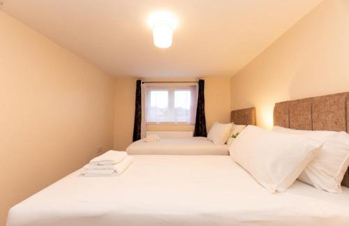 Spacious 4BR Home Walk to Station Parking - Pass the Keys - Foto 30