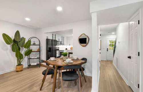 Stroll to Downtown Alpharetta AND Avalon Shops - Foto 7