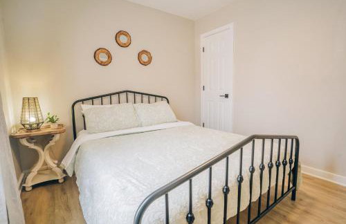 City Retreat - 4 Bedroom Oasis with King & Private Yard near Downtown - Foto 35