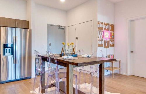 Stylish downtown condo w/ pool & parking - Foto 26