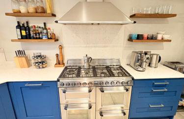 Marlow Family Retreat, Short Stroll into Town - Photo 3