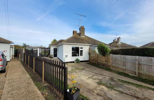Modern 2 bed pet friendly Bungalow near countryside and a short drive to seafront- with large private garden by Catchpole Stays - Foto 7