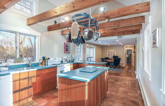 4 BDR w/ Private Hot Tub, Backyard and Deck! - Photo 14