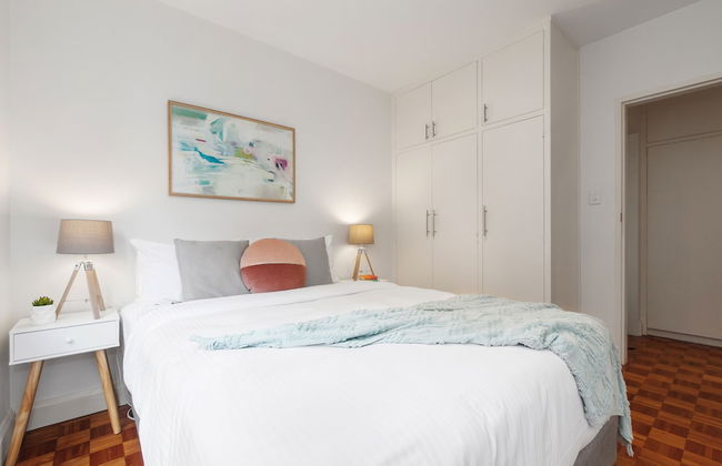 Balcony Retreat Apartment by Ready Set Host - Foto 3