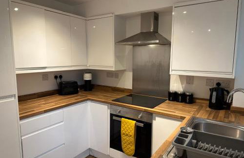 Comfortable 3 Bed House with Garden & Parking - Foto 12