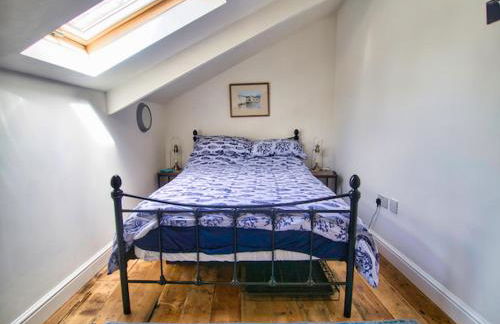 Knocker Cottage is a 3 bedroom made up of 1 double bedroom and 2 small double bedrooms in small village 10 min to beaches - Foto 46