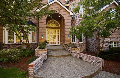 Cascadia Family Mansion, Hot Tub, Game Room, Gym! - Foto 7