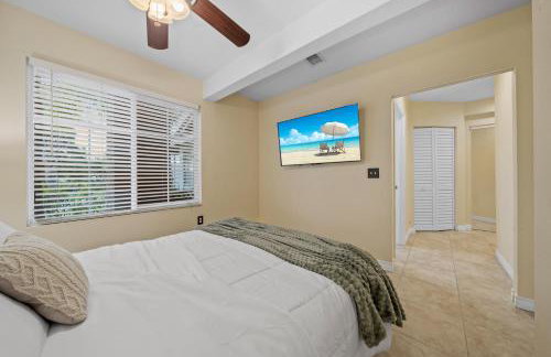 Entire Private Home with 4 Bedrooms, Pool, Hot Tub, King Bed, Garage, Available Now - Foto 74