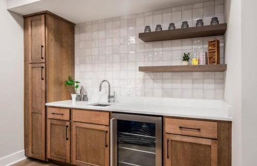 Chateau in the Village - Brand New 3BD 5BA - Foto 37