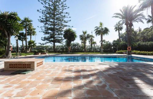 Apartamento en primera línea de playa con piscina - Photo 2