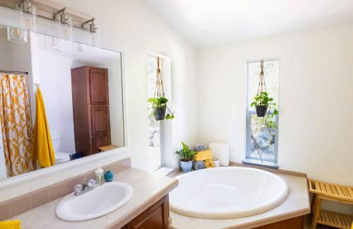 Saltwater Hot Tub, Forest Retreat, Minutes to Town - Foto 27