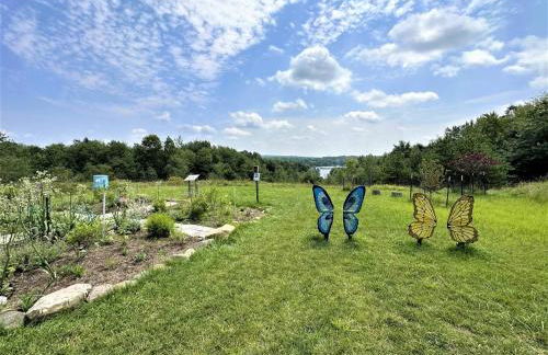 WOW!! Ultimate Pocono Retreat, Hot Tub, Game Room, Deck, Lakes, Skiing, Pools - Foto 49