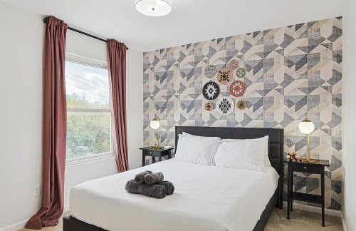 5BR w Backyard Paradise Pool Cinema Games - Foto 35