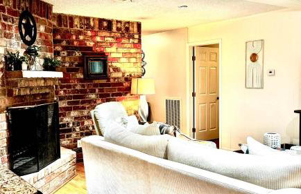 Stylish 4BR Retreat in Cypress - King Bed -Fireplace -Outdoor Patio - TVs in 4 Rooms - Foto 10