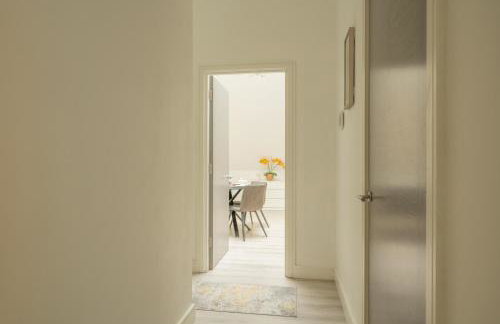 New! Modern Elegant 2-Bed Apartment, free parking - Photo 12