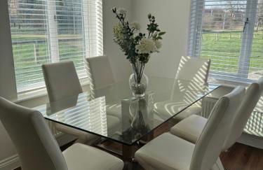 Modern & Spacious 3-Bedroom Home in Dartford, Ideal for Families, Groups and Contractors - Photo 3