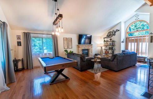 Serenity Falls - Stylish 4Bdr Mountain Retreat, Hot Tub, Pool - Foto 14