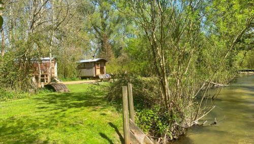 Otter Camp Private Riverside Glamping with Hot Tub - Foto 2