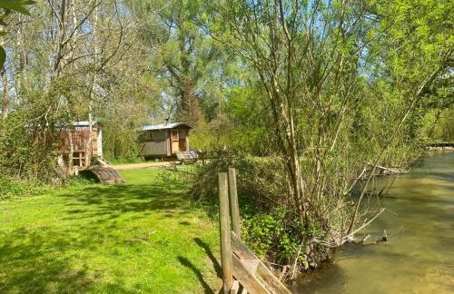 Otter Camp Private Riverside Glamping with Hot Tub - Foto 2