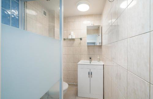 Modern 2Bed North London Flat by D3 Short Stay, Sleeps 6, Private Yard - Foto 38