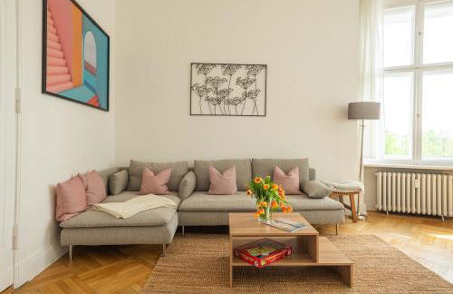 KAISER 02 by ROCKCHAIR Apartments l SUPERHOST Status l 3 Bedrooms Boxspringbeds 2 Bathrooms l Cozy Family & Business Flair 155 sqm 3 Balcony 2nd Floor Elevator up to 10 guests welcomes you! - Foto 50