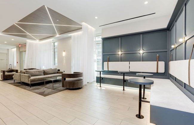 Elegant 2BR Apartment Minutes From DC - Photo 2