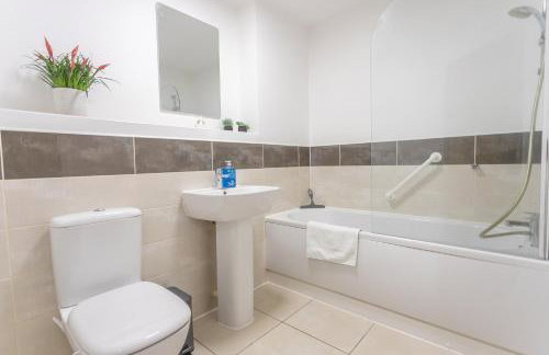 Spacious 2 Bedroom Apartment in Bedford, Near Milton Keynes & Local Business Parks - Foto 19