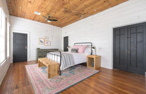 Restored 1930s Uptown Bungalow 2 min to Magnolia Silos - Photo 46