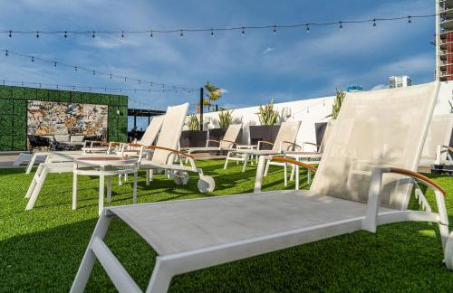 Miami Magic Vibrant 2 Bedroom with Free Parking - Photo 24