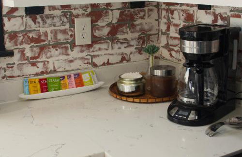 Boho Revival Modern Glam with AC in Downtown Albany - Foto 22